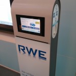 Newe RWE Ladestation für Flottenkunden mit Touchscreen.