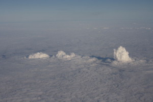 Wolken aus den Kühltürmen der Kraftwerke Frimmersdorf (links), Neurath (Mitte) und Niederaußem (rechts) über der Wolkenschicht